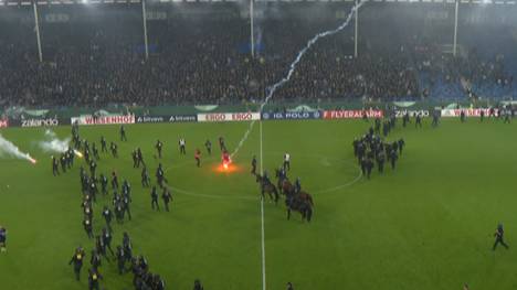 Das Derby zwischen Waldhof Mannheim und dem 1. FC Kaiserslautern gerät völlig außer Kontrolle. Sogar ein Spielabbruch steht zwischenzeitlich im Raum. Doch die Partie findet in allerletzter Sekunde einen Sieger.
