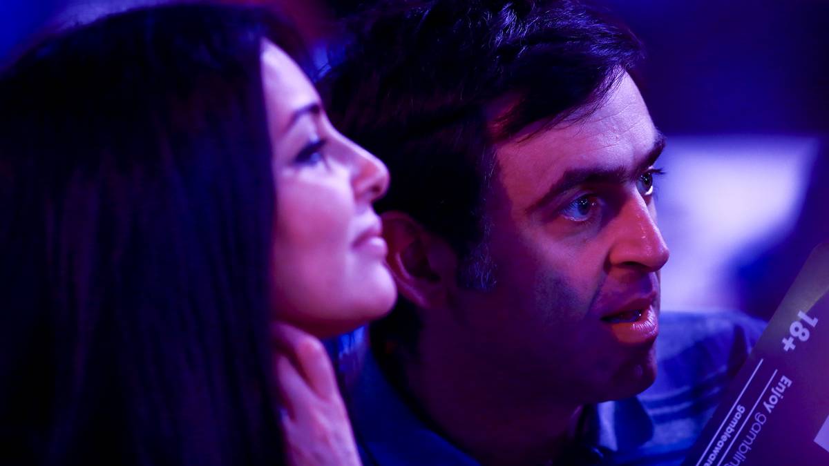 Er sieht alles: Der beste Snooker-Spieler aller Zeiten und bekennende Darts-Fan Ronnie O'Sullivan, hier mit seiner Frau Laila Rouass