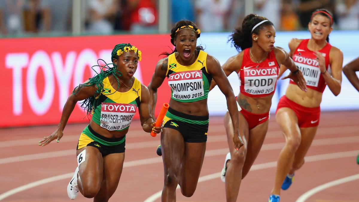 Elaine Thompson schreit Shelly-Ann Fraser-Pryce quasi zum jamaikischen Triumph über die 4x100 Meter. Den Titel für die schönste Haarpracht würden die beiden aber auch gewinnen