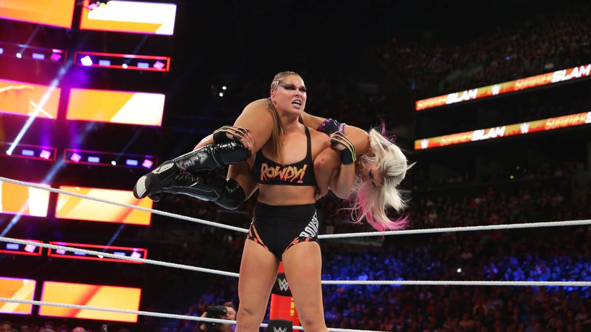 Beim SummerSlam 2018 und bei Hell in a Cell trat sie dann gegen Rousey an - und geriet unter die Räder