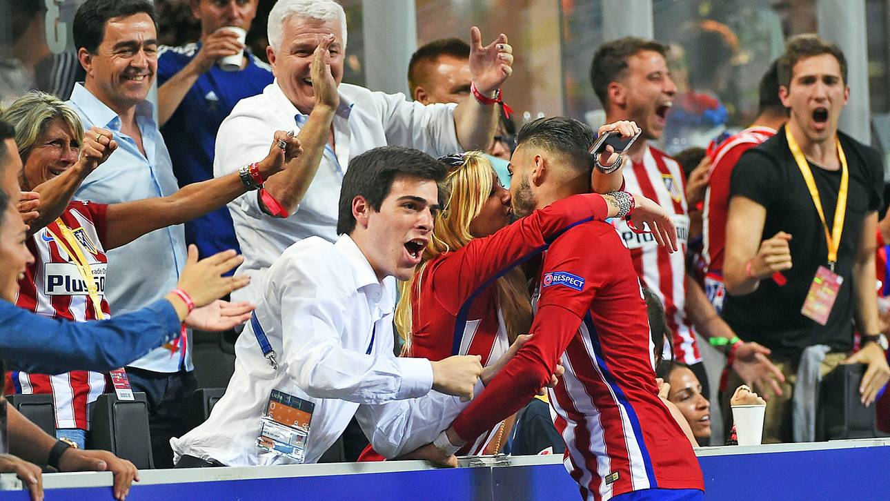 Irrer Jubel! Carrasco feiert mit Kuss