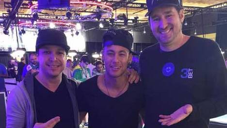 Neymar (M.) in Las Vegas mit Phil Hellmuth (r.) und Felipe Mojave (l.)