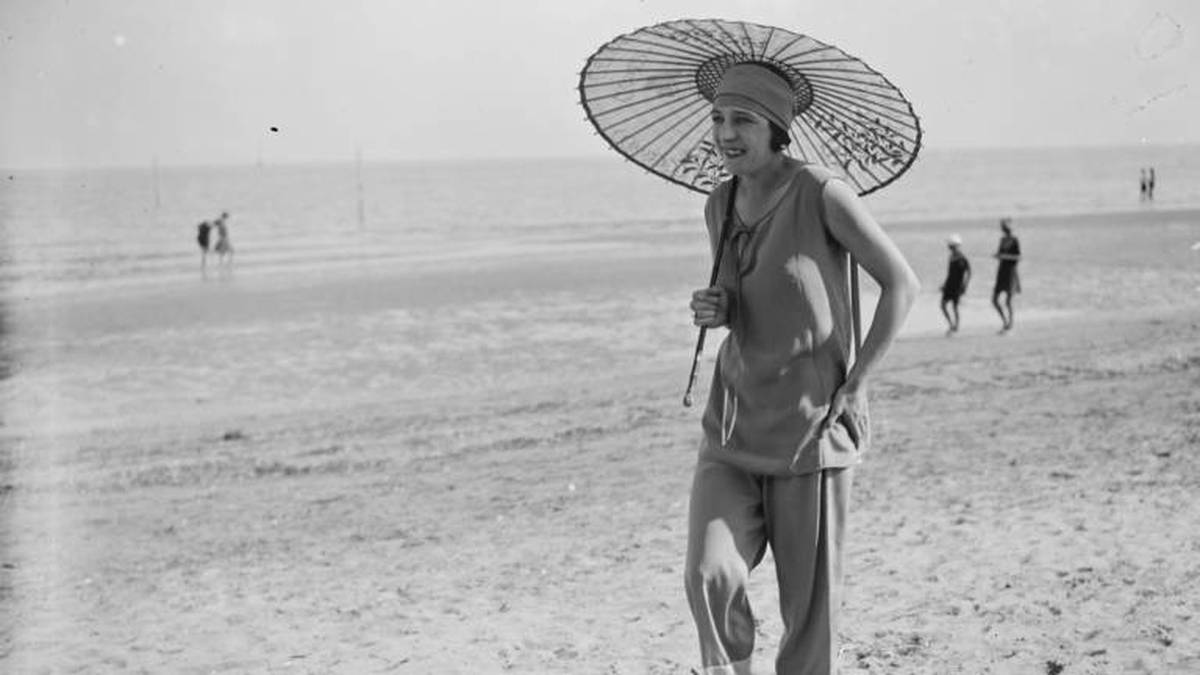 Suzanne Lenglen bei einem Strandbesuch im Jahr 1926