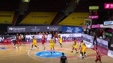 Der FC Bayern wähnt sich im Rückspiel beim Finalturnier der easycredit BBL schon im Halbfinale, dann folgt gegen MHP Riesen Ludwigsburg der Einbruch.
