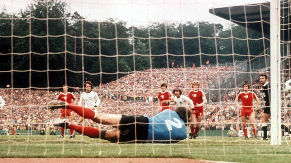 An ein normales Fußballspiel ist natürlich nicht zu denken, der Weg zum gegnerischen Tor beschwerlich. In der 53. Minute bietet sich Uli Hoeneß die große Chance zum Führungstreffer - er scheitert mit seinem Elfmeter aber am polnischen Schlussmann Jan Tomaszewski. Gerd Müller erzielt später trotzdem noch den 1:0-Siegtreffer und ebnet Deutschland den Weg zum Titel