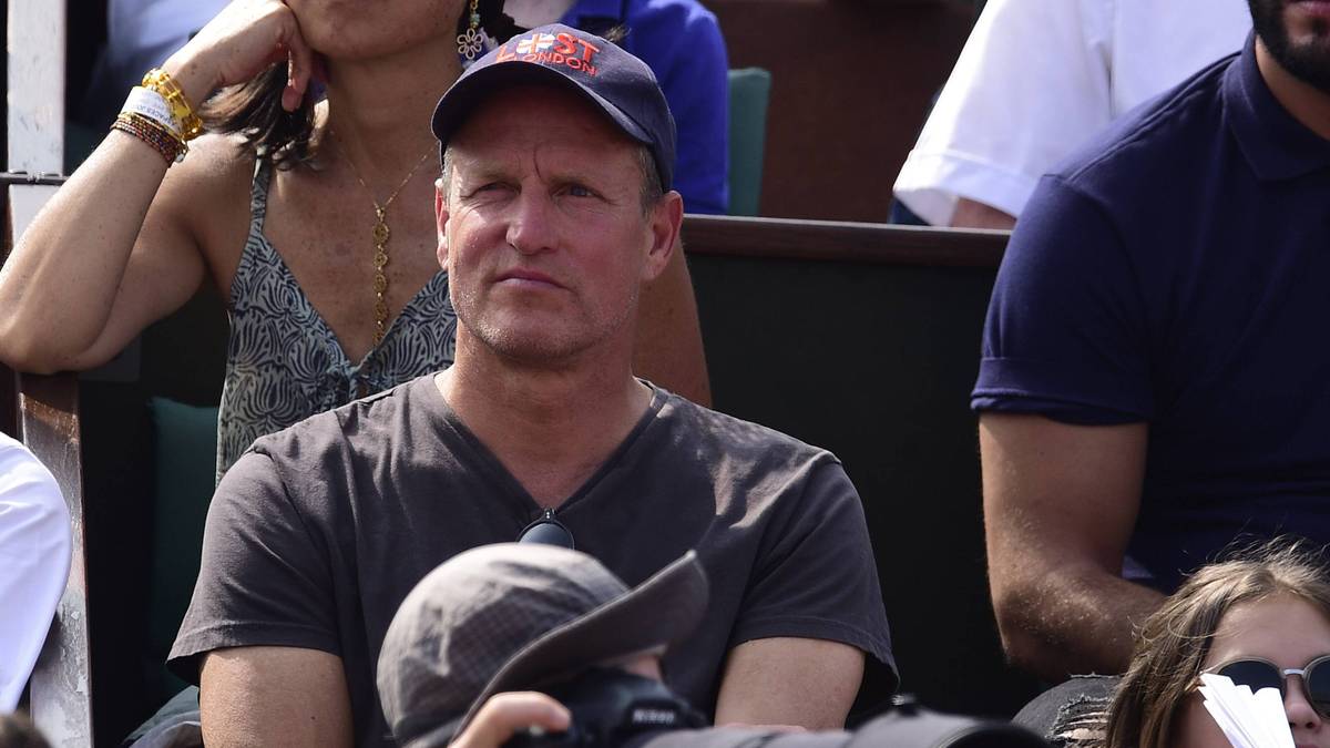 WOODY HARRELSON: In Ohio aufgewachsen ist es eine Selbstverständlichkeit, dass der Hollywood-Star ein Bengals-Fan ist. Um ihn rankt sich auch ein witziges Gerücht: Wegen einer "Cheers"-Folge soll er die Bengals mal verflucht haben. Nach dieser Episode gewann das Team 31 Jahre lang kein Playoff-Spiel mehr. Wie auch immer, das ist nun Geschichte und Harrelson kann seine "geliebten" Bengals im Super Bowl anfeuern