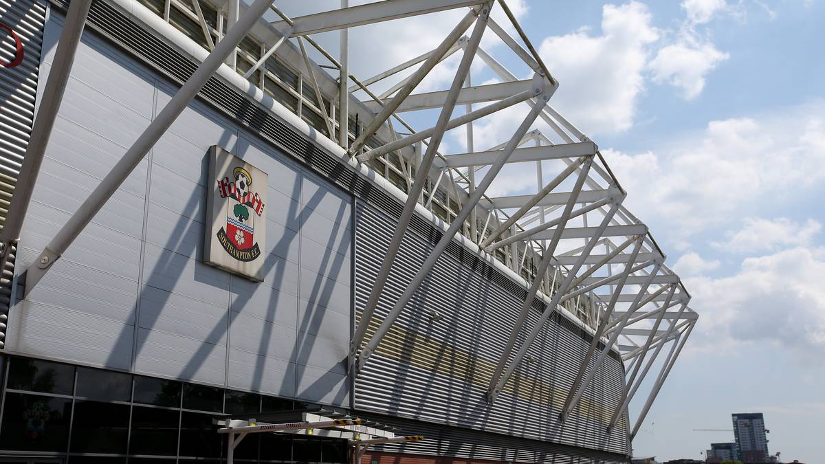 St. Mary's Stadium, Kapazität: 32.505, Verein: FC Southampton - Der Verein hätte dem 2001 eingeweihten Stadion gerne einen lukrativen Sponsorennamen verpasst, der Geld in die Vereinskassen spült