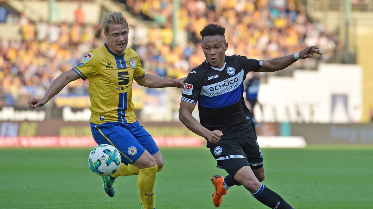 Der erst 17 Jahre alte Roberto Massimo (r.) von Arminia Bielefeld hat bereits zwei Millionen Euro Ablöse gekostet. Auf der Rechtsaußen-Position kann er auf Sicht  mit seiner Unbekümmertheit für Wirbel sorgen. Er wird allerdings erstmal direkt zurück an die Arminia verliehen