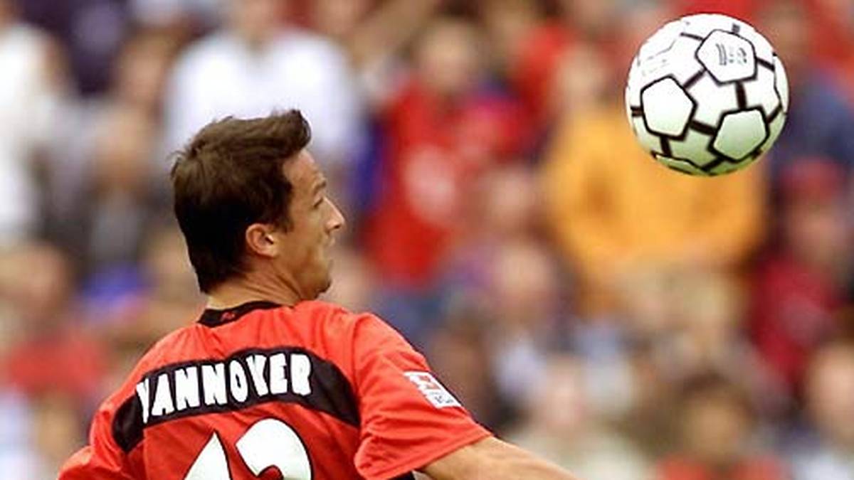 Danach folgt der Wechsel zurück in die Bundesliga zu Hannover 96. In dieser Spielzeit erzielt Bobic 14 Treffer und hat maßgeblichen Anteil am Klassenerhalt