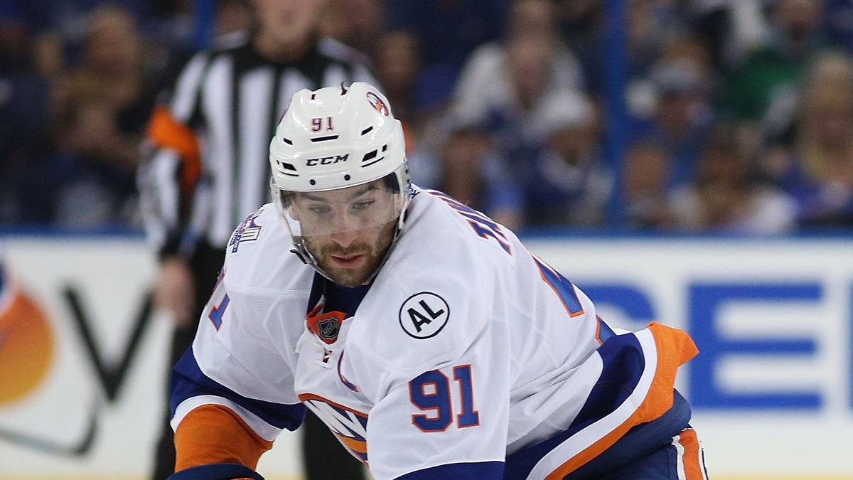 JOHN TAVARES: Auch sein Landsmann ist ein klassischer Numer-Eins-Pick: Groß gewachsen, schneller Skater, außerordentliche Puckbeherrschung und einen präzisen Schuss. Sein Highlight im kanadischen Nationalteam war Olympiagold 2014 in Russland. Aufgrund des Lockouts verbrachte der Center einst Zeit in Europa beim SC Bern