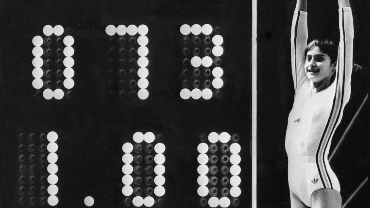Von einer der kuriosesten zur vielleicht sportlich perfektesten Darbietung der Olympia-Geschichte. Der Rumänin Nadia Comaneci gelang 1976 im zarten Alter von 14 Jahren etwas, was zuvor noch niemand geschafft hatte: Für ihre Darbietung am Stufenbarren im Teamwettbewerb erhielt sie eine perfekte 10,0 - und überforderte damit sogar die Anzeigetafel, die nur eine Stelle vor dem Komma anzeigen konnte