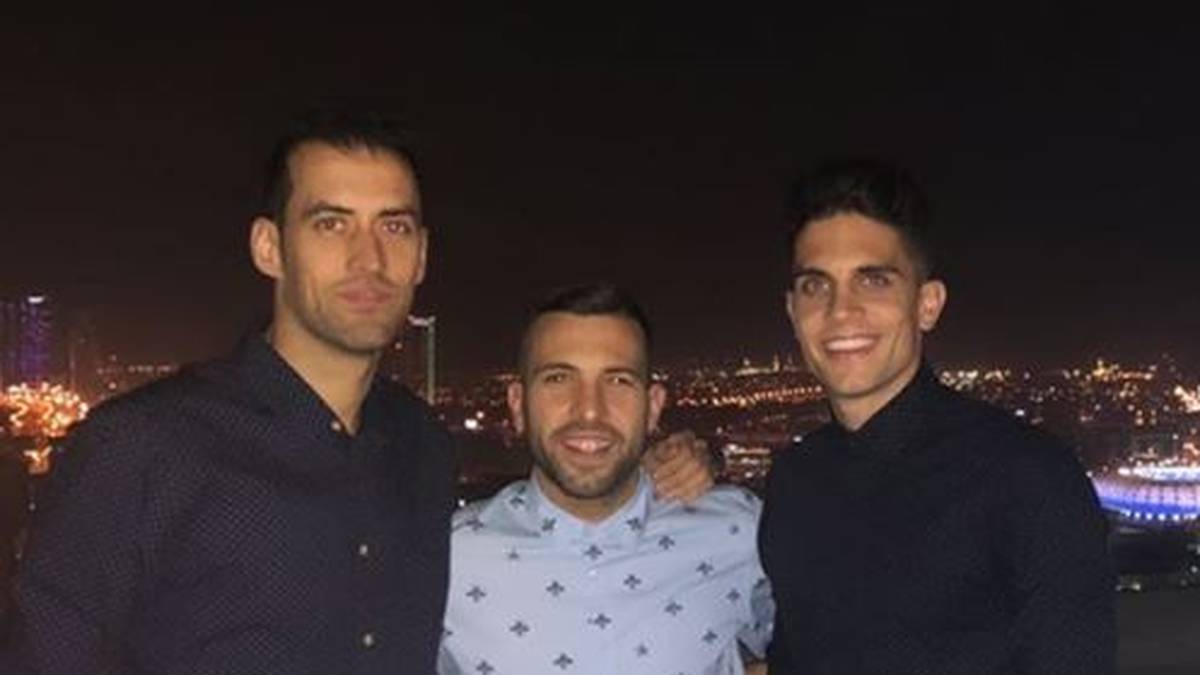 Jordi Alba (M.) hat kollegiale Begleitung. Sergio Busquets (l.), ebenfalls Spieler des FC Barcelona, und Marc Bartra, Ex-Barca- und BVB-Profi, machen gemeinsam Urlaub in einem Luxushotel am persischen Golf