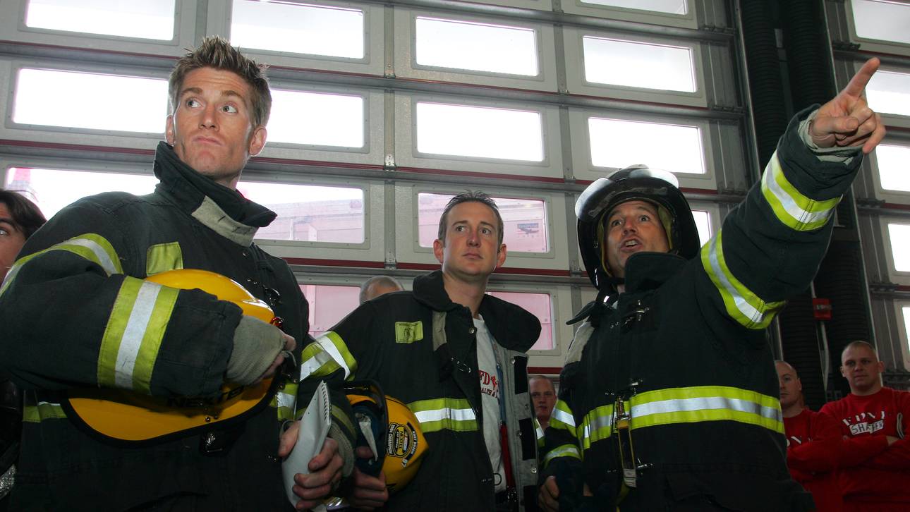 Feuerwehr befreit Mann aus Stadion