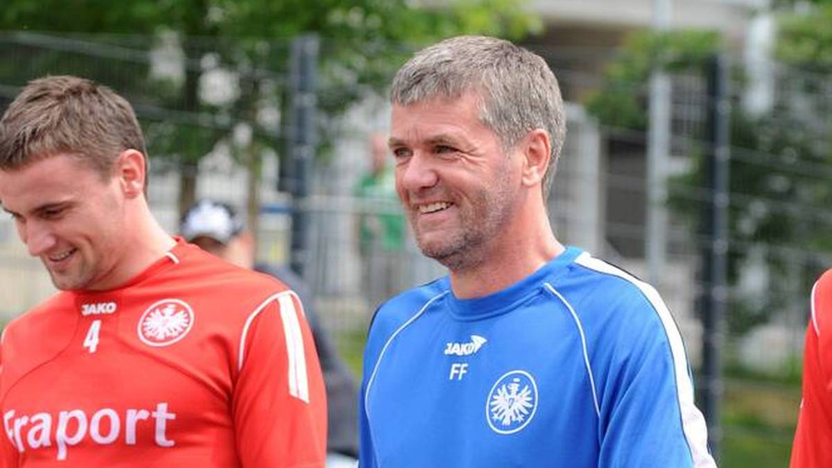 Eintracht-Trainer Friedhelm Funkel (r.) und Aleksandar Vasoski 2008 auf dem Weg zu einer der letzten gemeinsamen Trainingseinheiten.