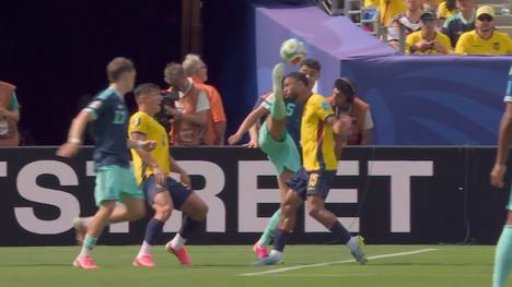Vor dem frühen 1:0 durch Leroy Sané spielt Pavlovic mit hohem Bein den Ball. Für viele ein klares Foul, Schiedsrichterin Tori Penso lässt aber weiterlaufen.