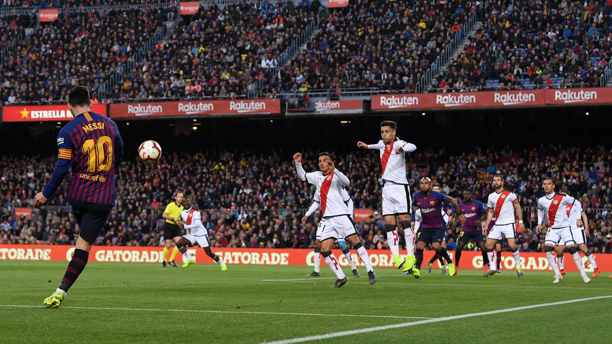 PLATZ 3 - LIONEL MESSI: Es gibt wenige Dinge, die der wohl beste Fußballer unserer Zeit nicht kann. Dass auch Freistoß-Qualitäten in ihm schlummern, kam allerdings erst mit den Jahren zum Vorschein - was er nun wieder eindrucksvoll unter Beweis gestellt hat