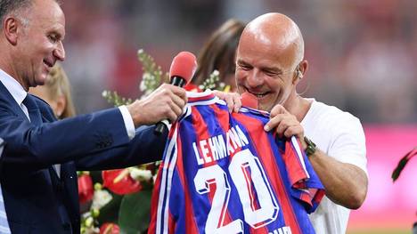 Karl-Heinz Rummenigge (li, FC Bayern München) ehrt Stadionsprecher Stephan Lehmann für sein 20-jähriges Dienstjubiläum 