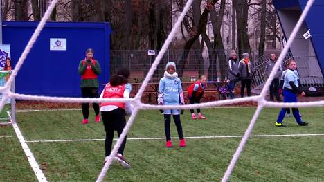 Mädchen an den Ball ist ein kostenfreies, regelmäßig stattfindendes Fußballprogramm für Mädchen in München, Augsburg, Bochum und Dortmund. Ziel ist es, niederschwellige und breitensportbetonte Angebote nur für Mädchen zu schaffen.  