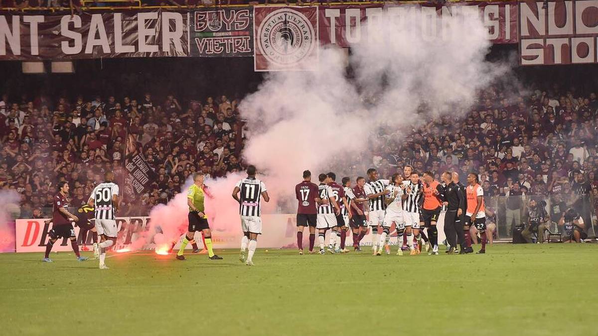 Nach dem 0:4 entlädt sich der Frust der Salernitana-Fans und Rauchbomben fliegen aufs Feld