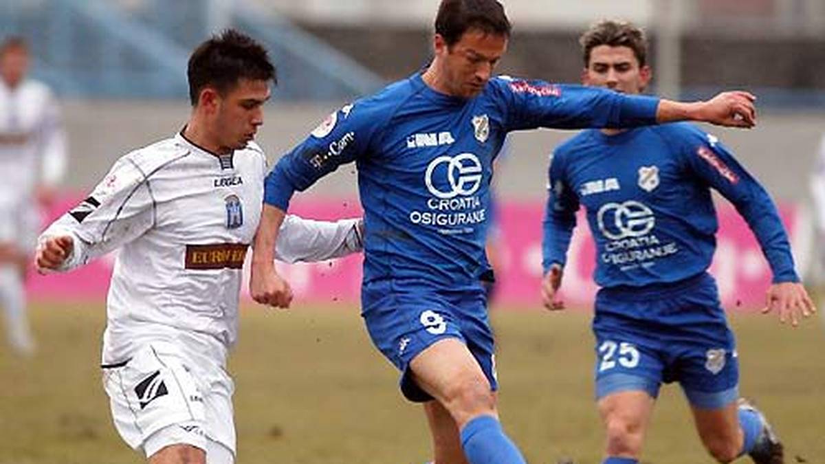 Nach mehreren vereinslosen Monaten unterzeichnet Bobic einen Vertrag beim kroatischen Erstligisten HNK Rijeka und wird auf Anhieb kroatischer Pokalsieger