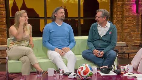 Der deutsche Arzt und Fernsehmoderator Eckart von Hirschhausen spricht beim MagentaTV-Format "Breakfast Club" über die Auswirkungen von Hitze auf den menschlichen Körper. Dabei zieht er einen interessanten Vergleich zur ikonischen Mittelfinger-Geste von SPORT1-Experte Stefan Effenberg.