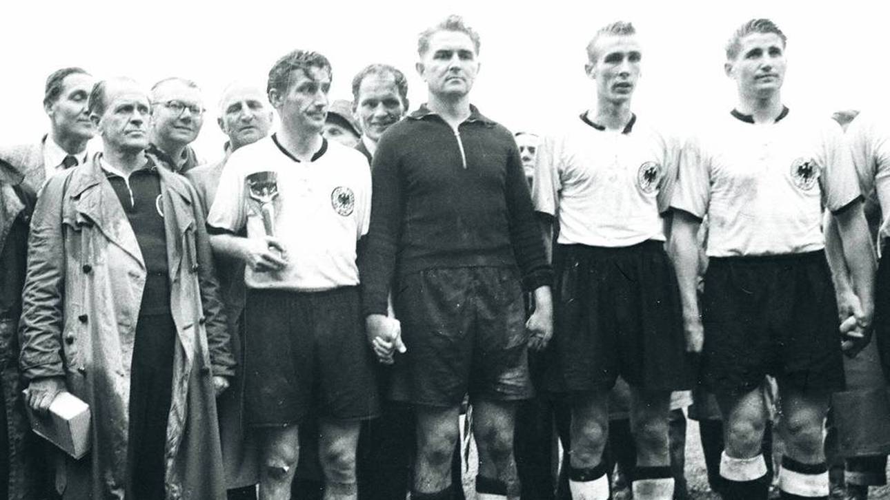 Helmut Rahn (r.) nach dem WM-Sieg mit Coach Sepp Herberger, Fritz Walter, Toni Turek und Horst Eckel (v.l.)