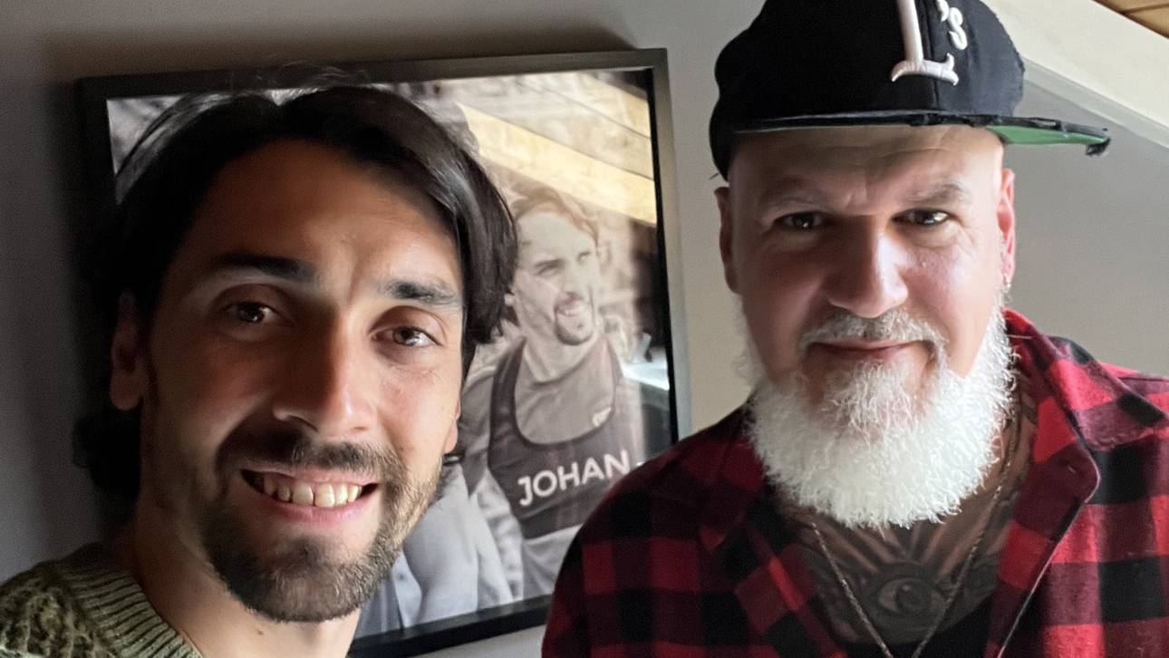 SPORT1-Reporter Reinhard Franke (r.) traf Markus Schwabl zum Exklusiv-Interview in seinem Büro im Sportpark