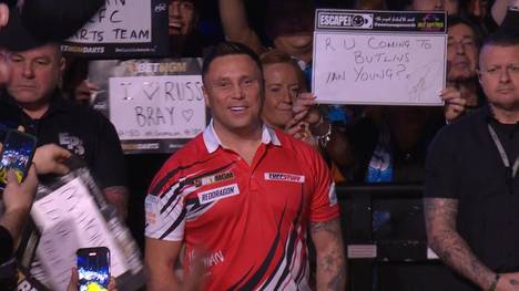 Gerwyn Price läuft bei der Premier League of Darts überraschend mit einem neuen Einlaufsong ein. Sein neuer Song ist "Don't stop believin'" von Journey.