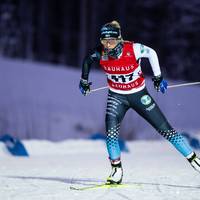 Elsa Tänglander gewinnt bei der Jugend-Weltmeisterschaft im Biathlon überraschend die Goldmedaille im Sprint. Erst einen Monat zuvor verbuchte sie einen großen Erfolg im Langlauf.