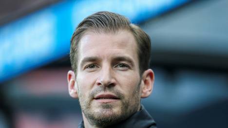 Jan Siewert betreut Mainz im Spiel gegen die Bayern