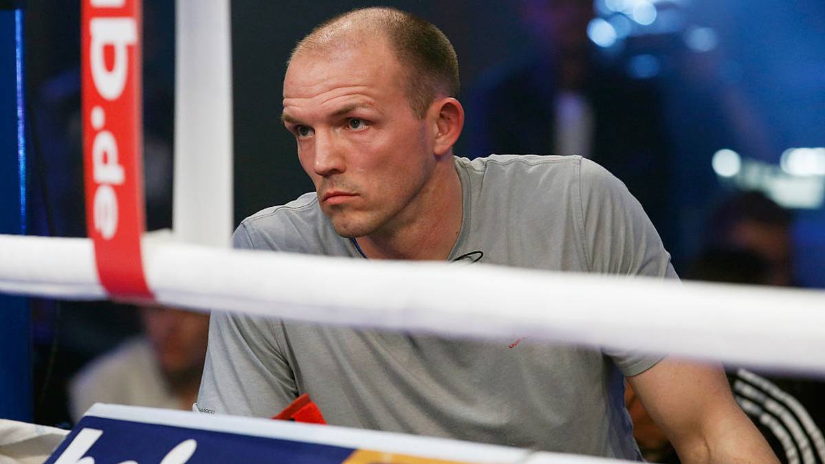 Als das Unfallopfer die Polizei einschalten wollte, schlug Brähmer zu und beging Fahrerflucht. Die Konsequenz waren zweieinhalb Jahre Gefängnis, einen Teil davon verbüßte Brähmer auf Bewährung