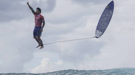 Der brasilianische Surfer Gabriel Medina scheint zu Schweben