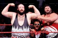 200-Kilo-Mann John Tenta alias Earthquake war in den Neunzigern einer der markantesten Rivalen von WWE-Megastar Hulk Hogan. Heute vor 18 Jahren starb er tragisch früh.
