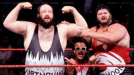 "Earthquake" John Tenta (l., mit Manager Jimmy Hart und Partner Typhoon) wurde nur 42 Jahre alt