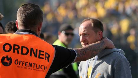 Sogar die Ordner trösteten Torsten Lieberknecht nach dem Abstieg von Eintracht Braunschweig