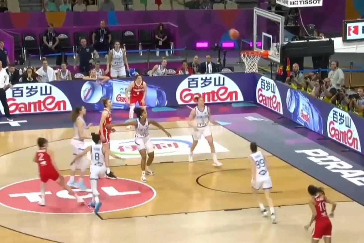 Im Viertelfinale der Basketball-EM der Frauen entscheidet Italien eine Nervenschlacht gegen die Türkei in der Overtime für sich. Zuvor jubeln die Türkinnen über einen Buzzer Beater.