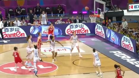 Im Viertelfinale der Basketball-EM der Frauen entscheidet Italien eine Nervenschlacht gegen die Türkei in der Overtime für sich. Zuvor jubeln die Türkinnen über einen Buzzer Beater.