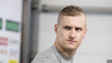 Bei der Eishockey-WM 2023 hat Deutschland in die Erfolgsspur gefunden. Doch das Spielgerät sorgt bei Nico Sturm immer noch für Kritik. 