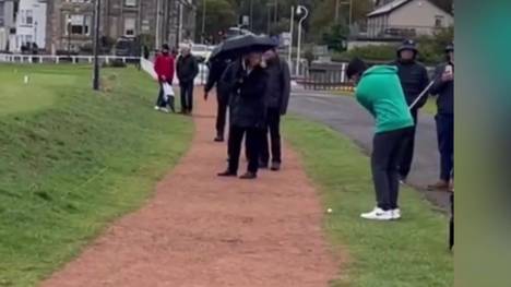 Golf-Star Tommy Fleetwood trifft mit einem Schlag zwei Bälle ins gleiche Loch, Ähnlichkeiten zum Billiard sind bei diesem Kunstschlag zu erkennen. 