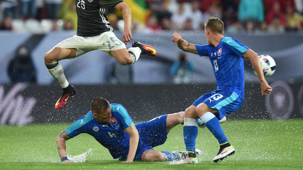 LEROY SANE: Von Löw zu Beginn als zweite Spitze neben Mario Gomez aufgeboten. Hatte vor dem Elfmeter die Füße im Spiel, zudem zwei gute Abschlusschancen. Zumindest die zweite muss er freistehend eigentlich machen. In der zweiten Halbzeit leidet er wie alle Feintechniker unter dem rutschigen Geläuf. Seine Chancen auf einen Platz im Kader bleiben aber intakt. SPORT1-Note: 4