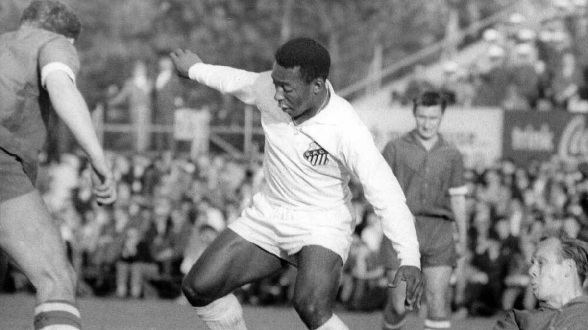 Die WM 1962, bei der Brasilien den WM-Titel verteidigen konnte, musste Pelé ab dem zweiten Spiel verletzungsbedingt als Zuschauer verfolgen. Auf Vereinsebene spielte Pelé seit 1956 für den FC Santos (Brasilien). 