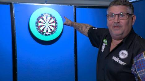Gary Anderson wirft im Aufwärmbereich vor der Partie gegen Michael van Gerwen den 9-Darter und freut sich sichtlich über das perfekte Leg.