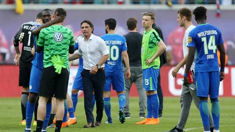Trainer Bruno Labbadia (4.v.l.) tröstet die Spieler des VfL Wolfsburg nach der Niederlage in Leipzig