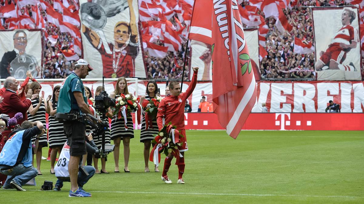 Dabei hat ein ganz Großer des Fußballs seinen letzten Auftritt. Philipp Lahm, Weltmeister-Kapitän von 2014 und achtmaliger Deutscher Meister mit dem FC Bayern, beendet seine aktive Karriere und wird von den Fans gefeiert