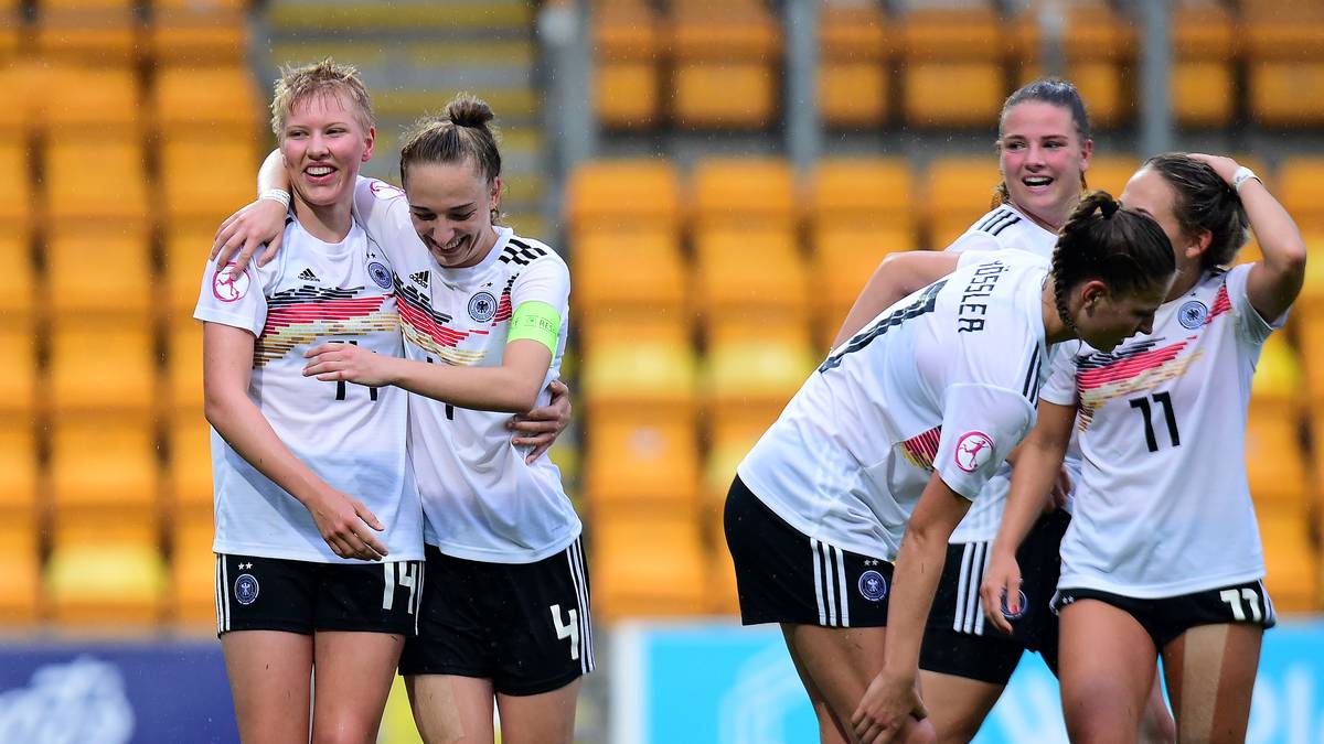 Krumbiegel sorgt als Linksaußen mit ihrer Schnelligkeit und Dynamik für viel Torgefahr, ob als Vorbereiterin oder Torschützin. Mit 15 Toren in 18 Einsätzen ist die Sinsheimerin die erfolgreichste Torschützin der U19. Von ihren Mitspielerinnen wird sie ganz liebevoll "Pauli" oder "Käte" genannt