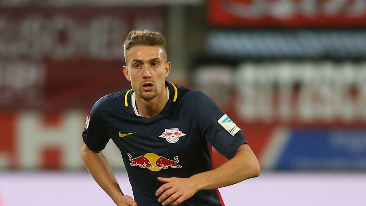STEFAN ILSANKER: Steht aufrecht wie der Weihnachtsbaum auf dem Münchner Christkindlmarkt hinten drin und versucht sich in der Spieleröffnung. Das sieht technisch sauber aus, bringt aber auch nicht viel. Defensiv wie die Kollegen schwer am Schwimmen, verhindert aber immerhin das 0:4. SPORT1-Note: 4