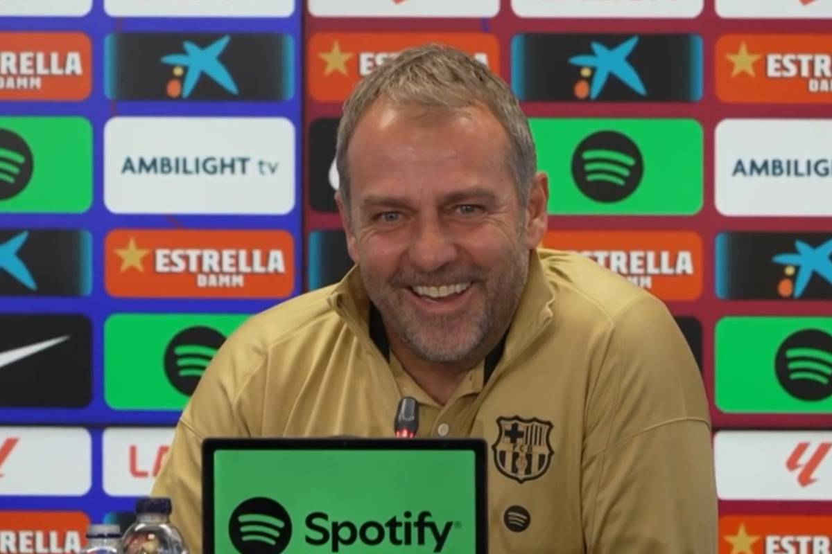 Barça-Coach Hansi Flick begeistert vor dem Spiel gegen Atlético Madrid mit Glückwünschen auf Katalanisch – dafür erntet er Applaus von den anwesenden Journalistinnen und Journalisten.