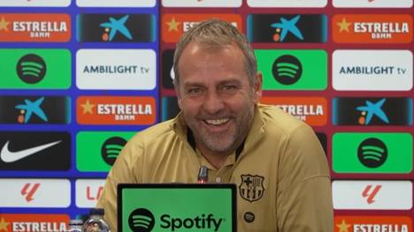 Barça-Coach Hansi Flick begeistert vor dem Spiel gegen Atlético Madrid mit Glückwünschen auf Katalanisch – dafür erntet er Applaus von den anwesenden Journalistinnen und Journalisten.