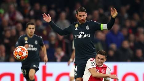 Nach Gelb-Geständnis: Sergio Ramos von Real Madrid droht längere Strafe, Real-Kapitän Sergio Ramos (mitte) sah gegen Ajax Amsterdam die 3. Gelbe Karte
