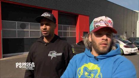 Die PS-Profis Sidney Hoffmann und Jean Pierre Kraemer bekommen es heute mit einem autoverrückten Pärchen zu tun. Die zwei Experten helfen dieses Mal Tanja und Holger bei der Suche nach einem SUV mit mindestens 200 Pferdestärken. Hauptsächlich schweben den beiden frisch gebackenen Uniabsolventen Geländewagen deutscher Hersteller vor – Audi, Porsche, BMW oder VW. Knackpunkt: Der neue Absolventenbomber muss über eine Anhängerkupplung verfügen, um Tanjas geliebte Vierbeiner mitzunehmen. Preislich darf er nicht über 13.000 € liegen. Zur Auswahl stehen: Ein Cayenne S, knapp unter dem Preislimit, ein BMW X5 unter 10.000 € und ein Touareg mit V10 Motor. Für welchen Wagen werden sich Tanja und Holger entscheiden?